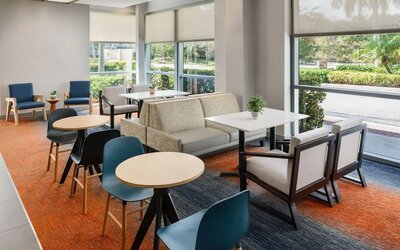 Dining area perfect for coworking at Hyatt HOUSE Fort Lauderdale Airport-South & Cruise Port.