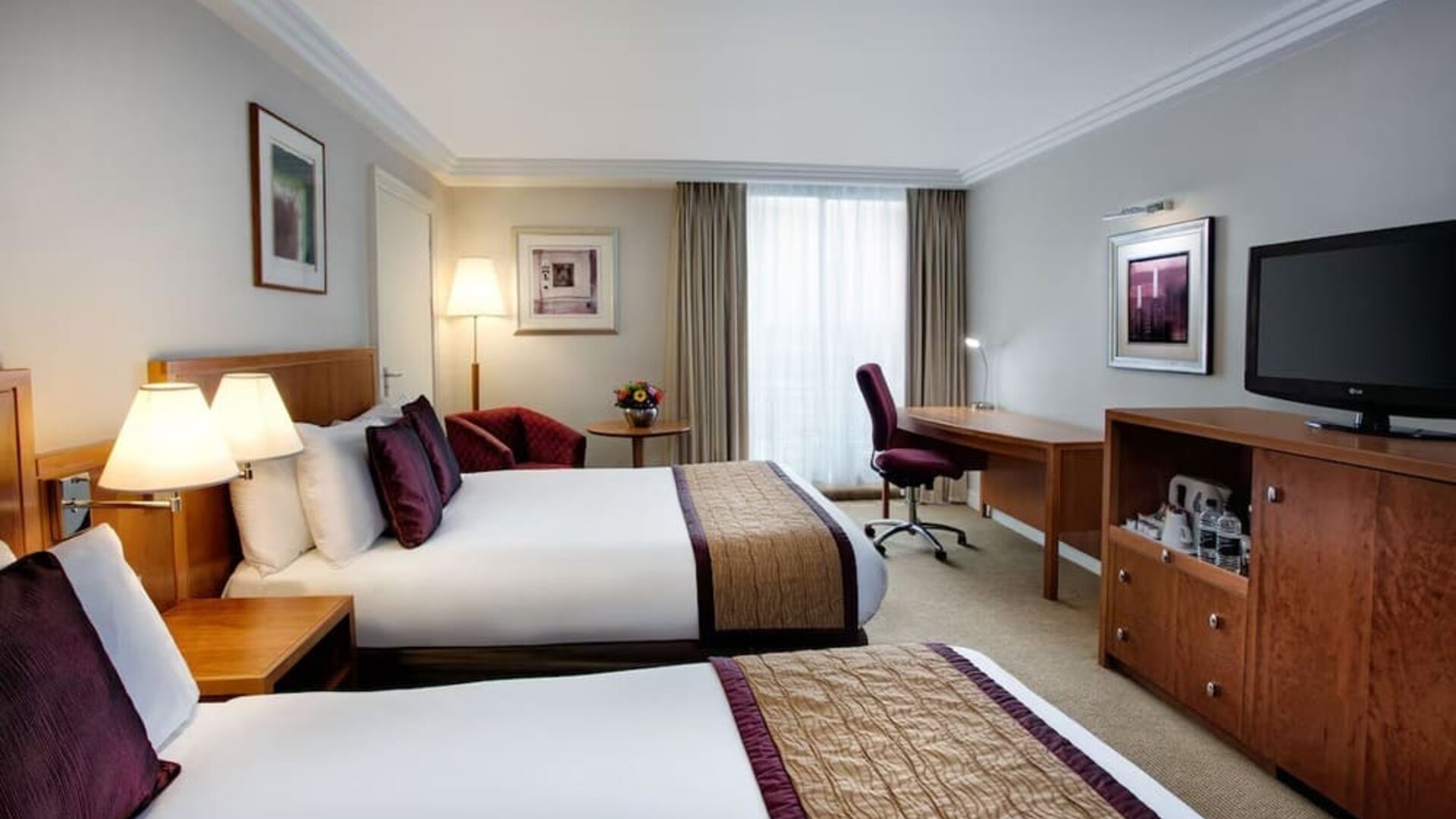 Day use twin room with work desk at Crowne Plaza London - Heathrow.