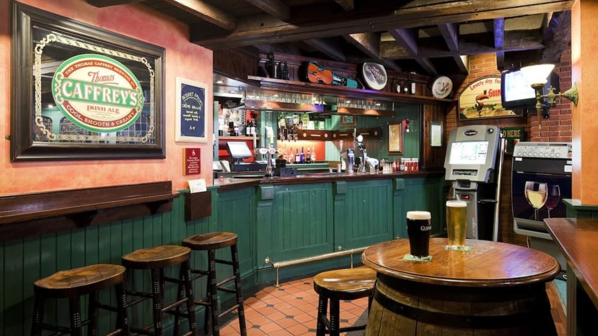 Pub at Crowne Plaza London - Heathrow.