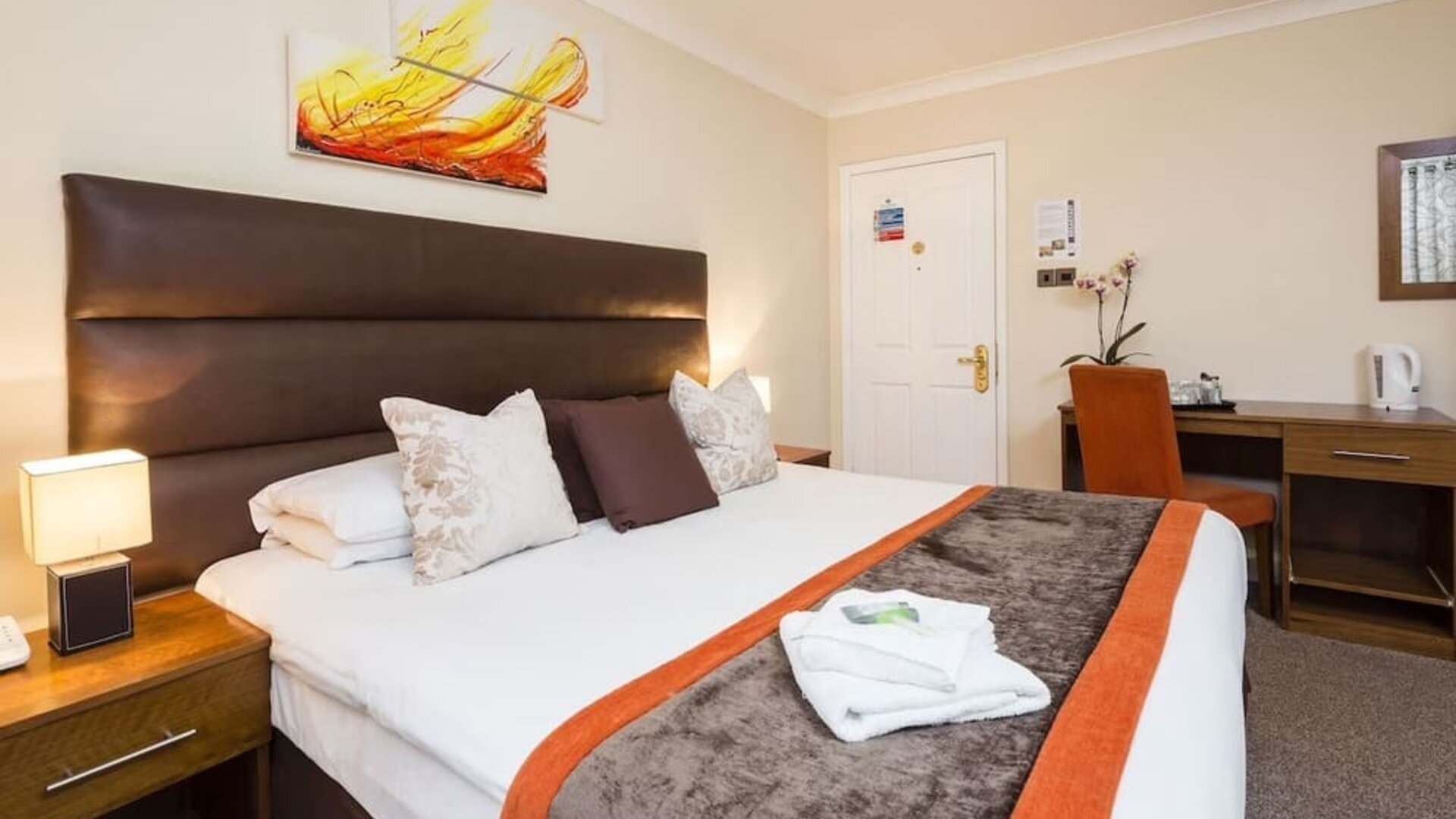 Standard day use room with work desk at Kingsland Hotel.