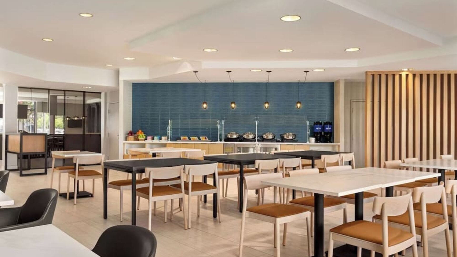 Dining area perfect for coworking at Radisson Hotel Sunnyvale Silicon Valley.