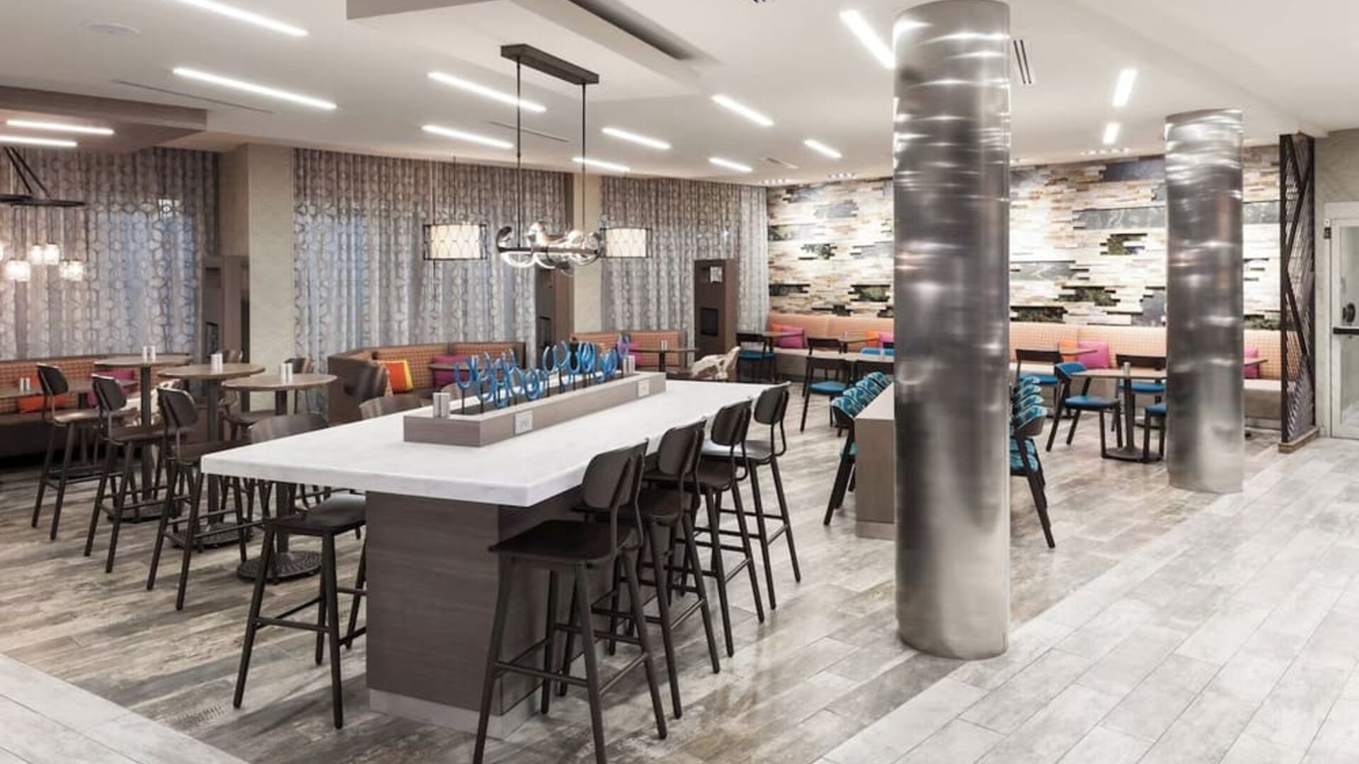 Dining area perfect for coworking at Courtyard By Marriott Fort Worth Historic Stockyards.