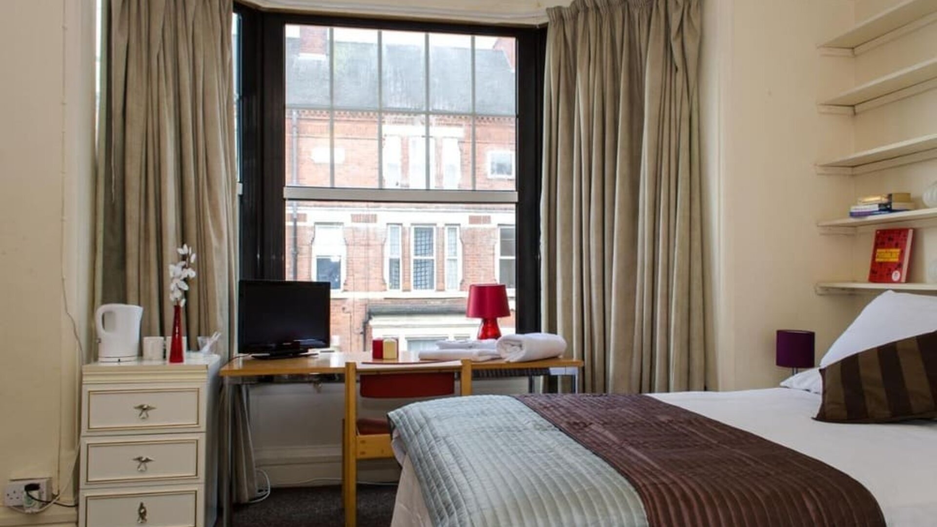 Day use room with work desk and private bathroom at Campbell Guest House Hotel.