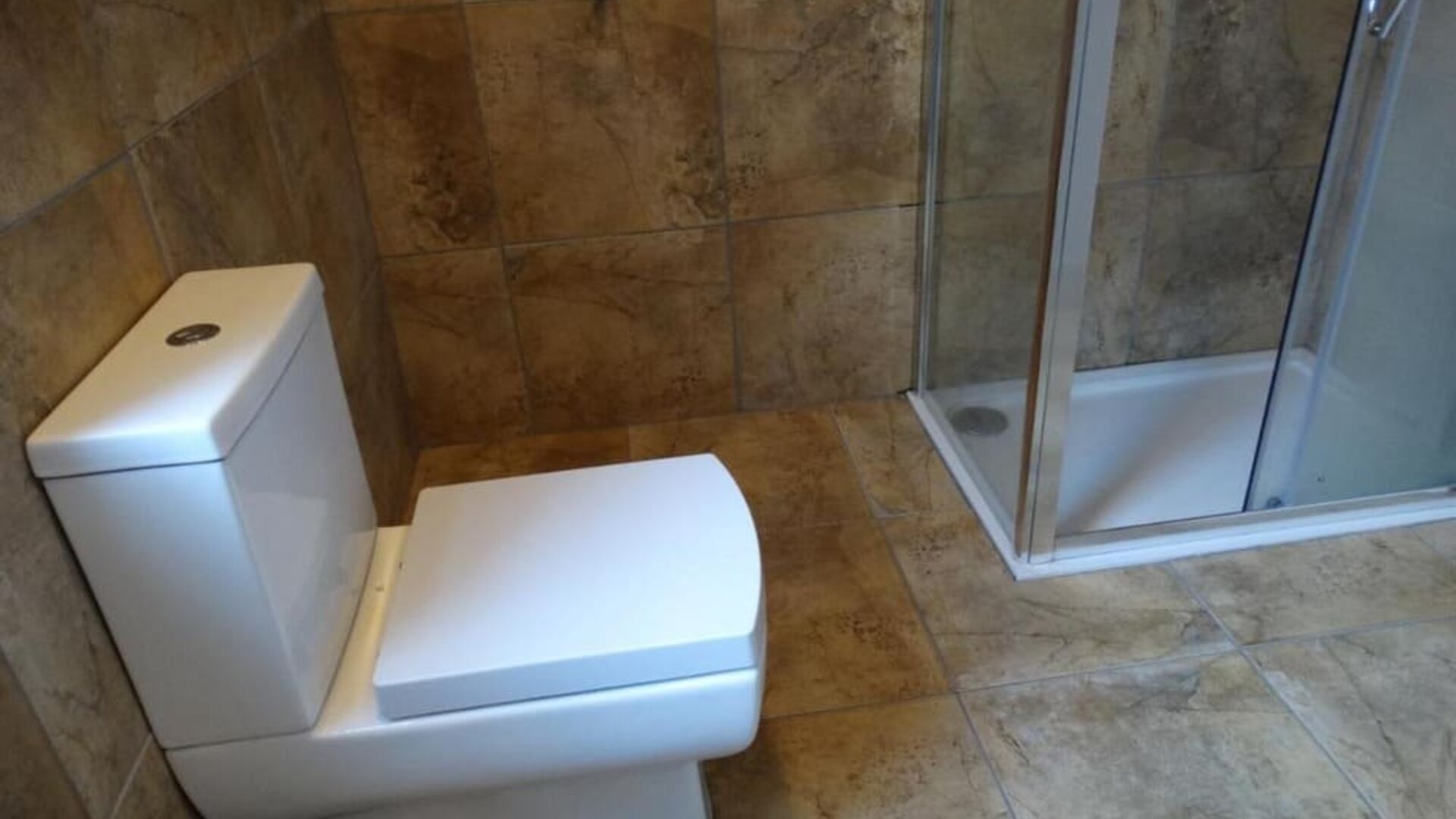 Guest bathroom with shower at Campbell Guest House Hotel.