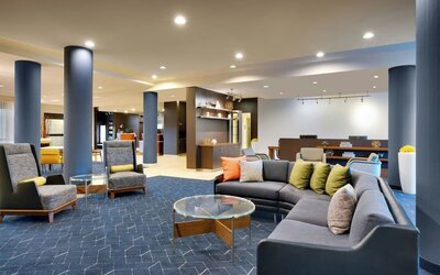 Lobby and coworking lounge at Courtyard By Marriott Houston NASA/Clear Lake.