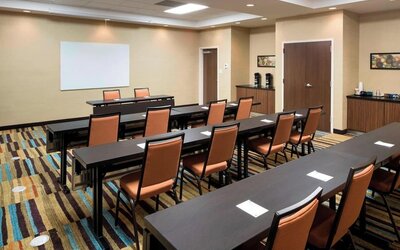 Meeting room at Fairfield Inn & Suites By Marriott Houston Pasadena.