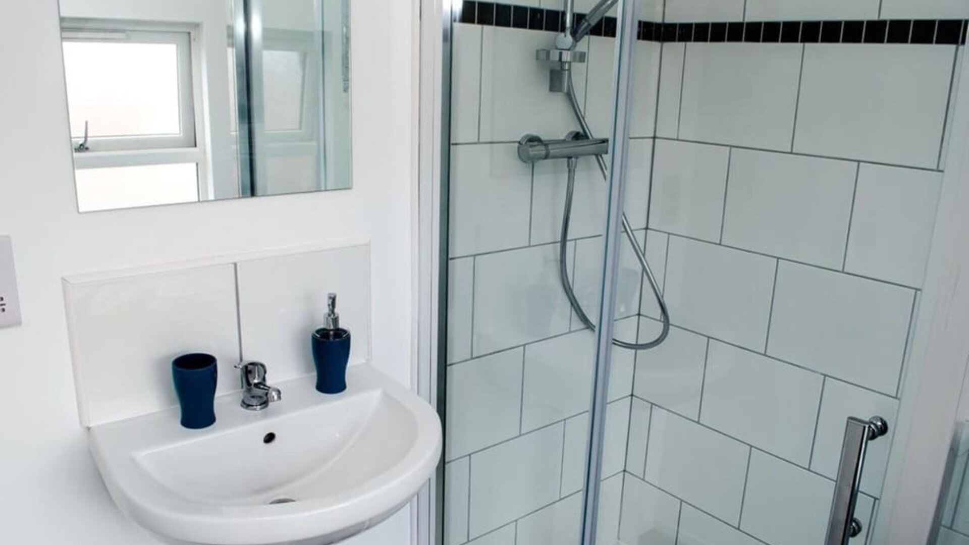 Private guest bathroom with shower and free toiletries at Trivelles Liverpool Hotel.