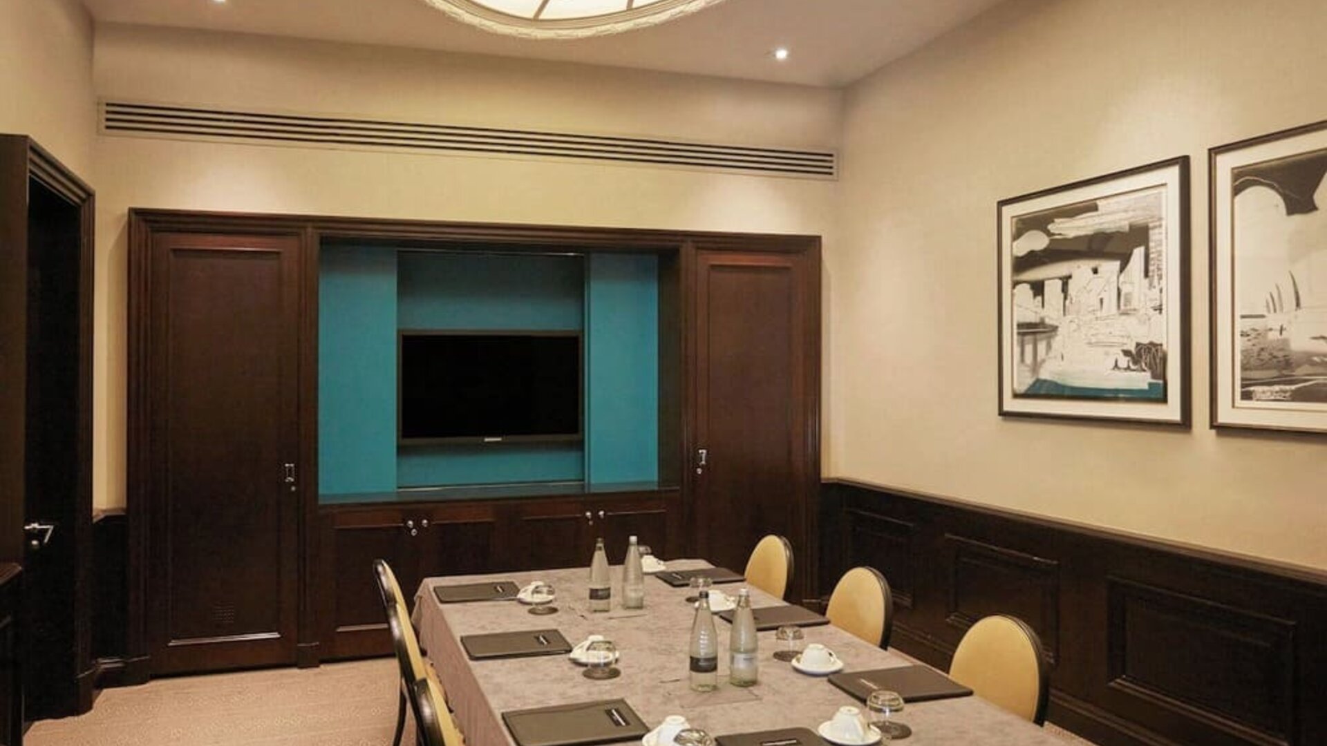Professional meeting room at Threadneedles, Marriott Autograph Collection Hotel.