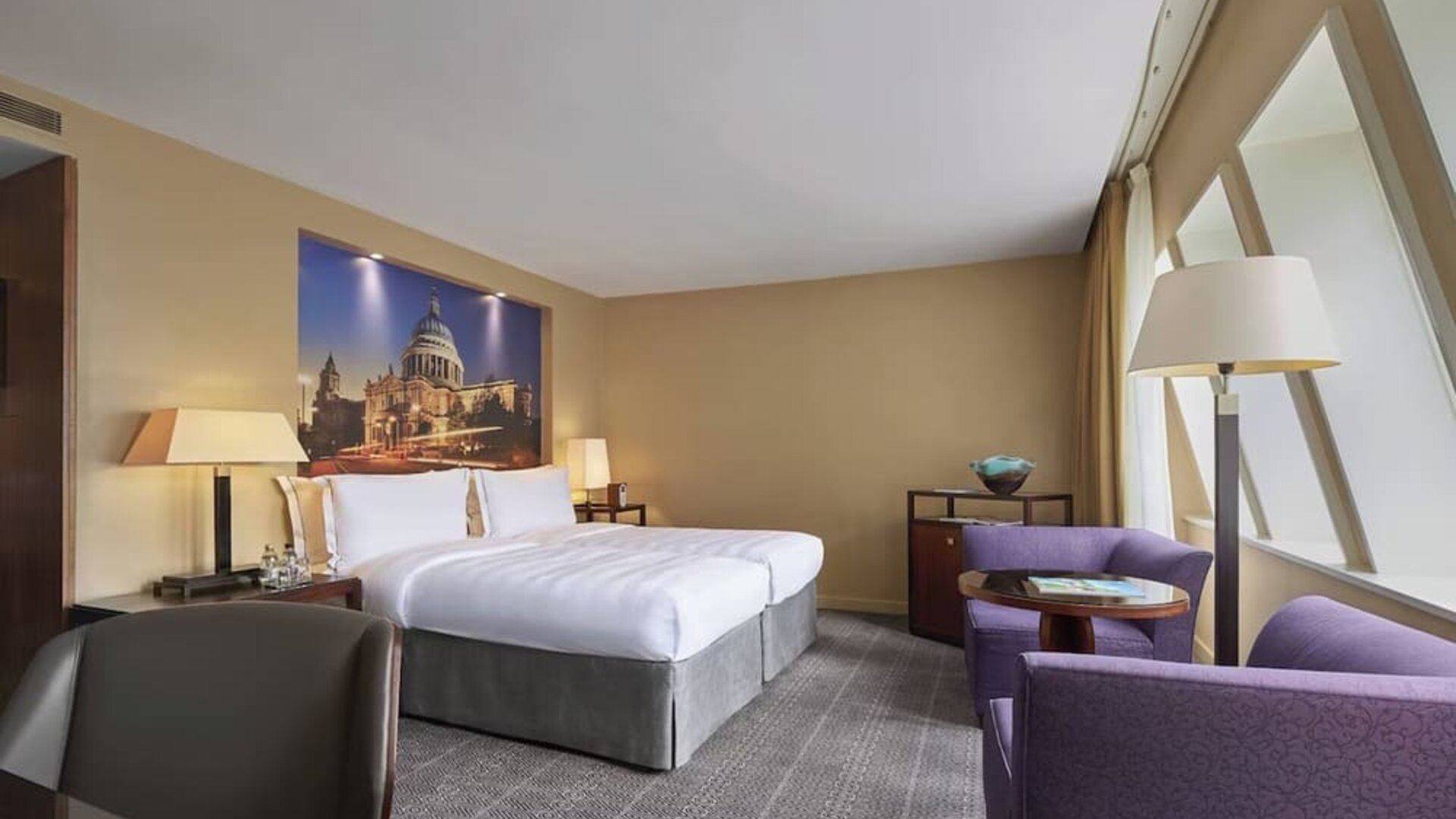 Day use twin room at Threadneedles, Marriott Autograph Collection Hotel.