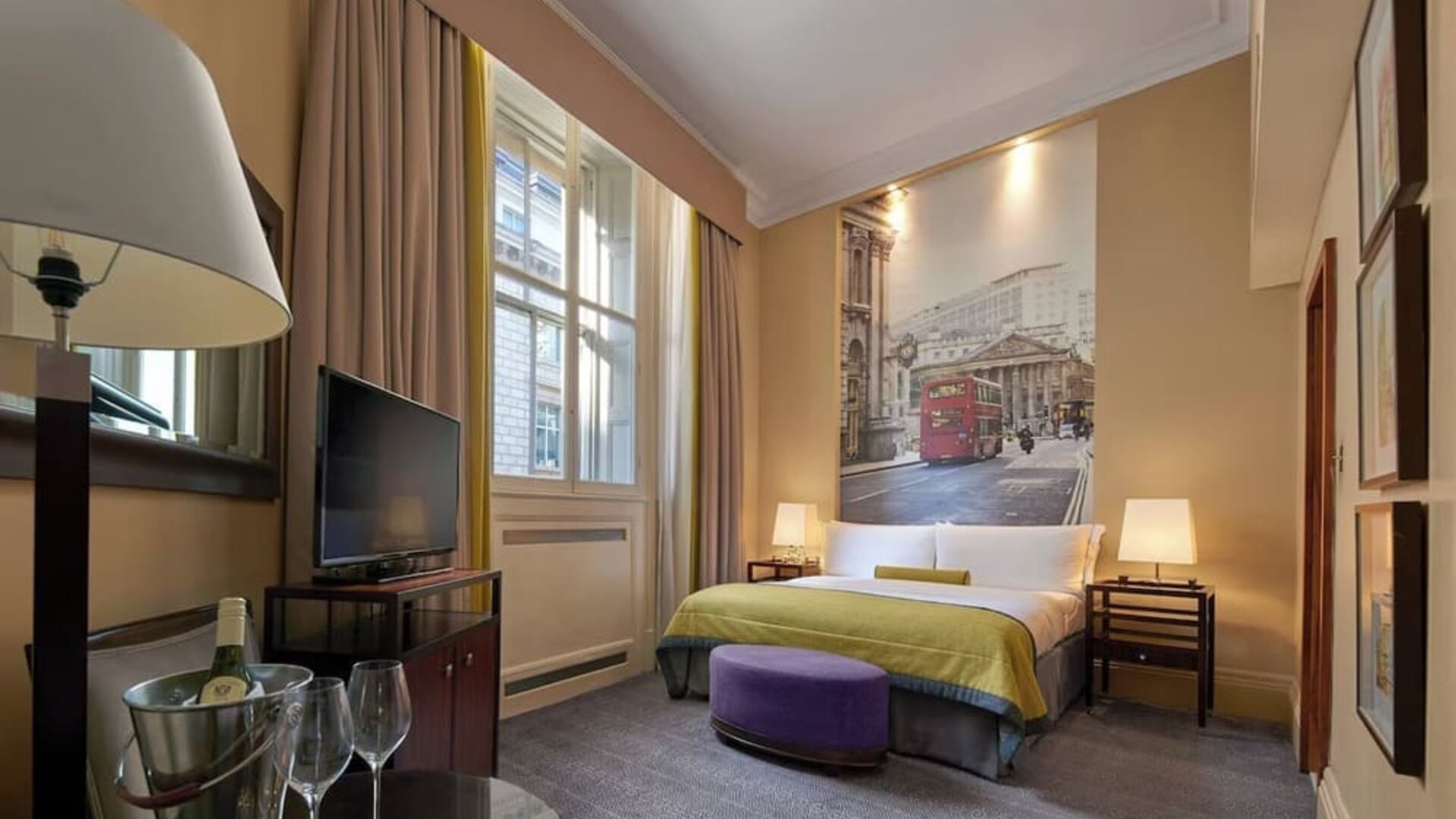 Day use room with TV screen and private bathroom at Threadneedles, Marriott Autograph Collection Hotel.