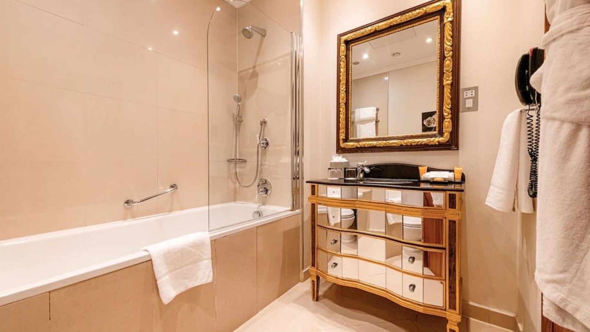 Private guest bathroom at Ashburn Hotel.