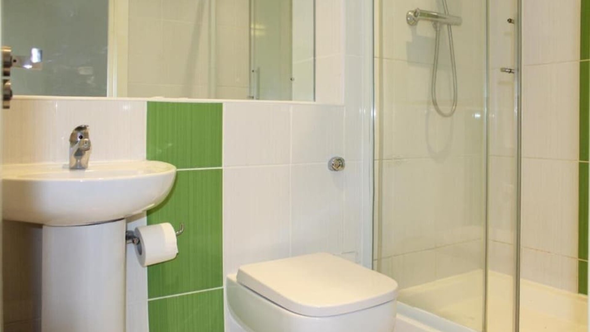 Private guest bathroom at Euro Wembley - Elm Hotel.
