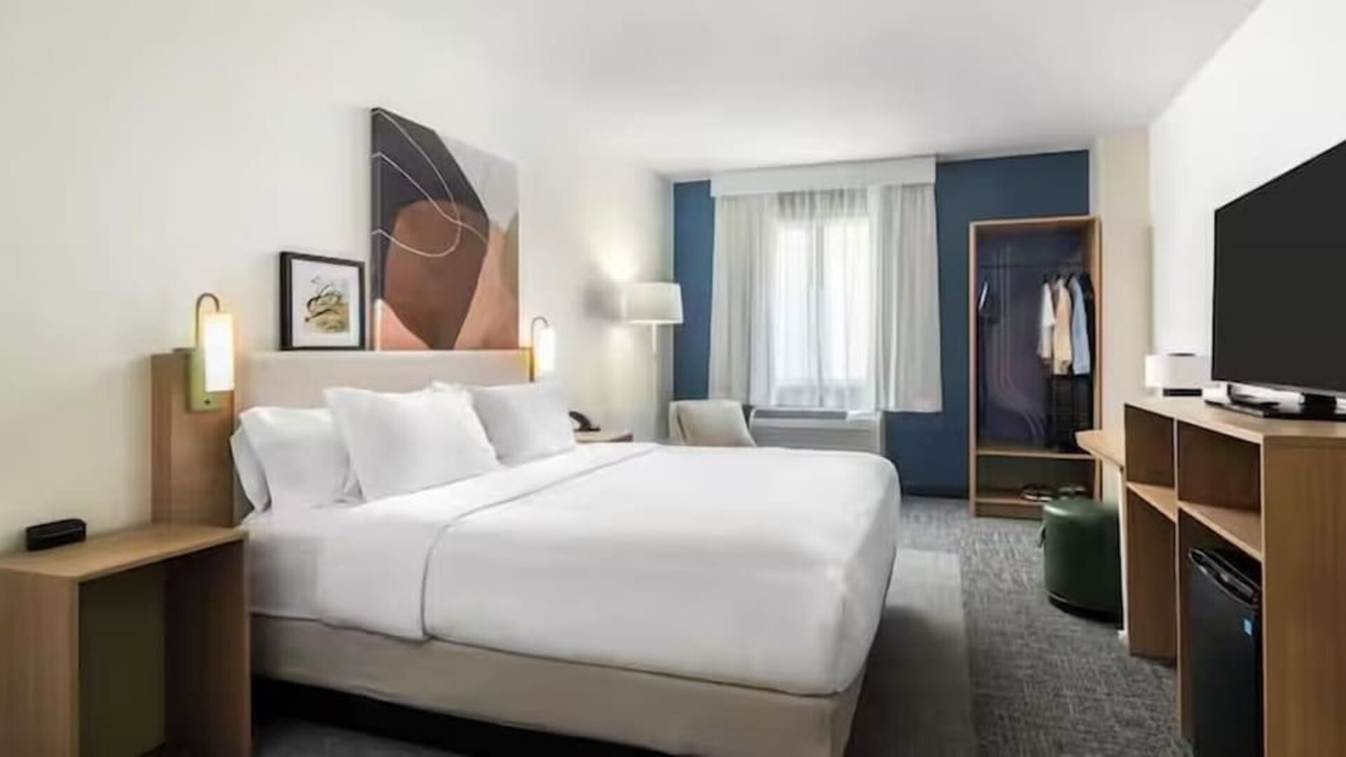 King room with TV at Spark By Hilton Oxford.