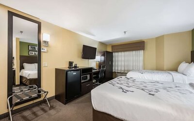 King room with mini-fridge at Spark By Hilton Oxford.