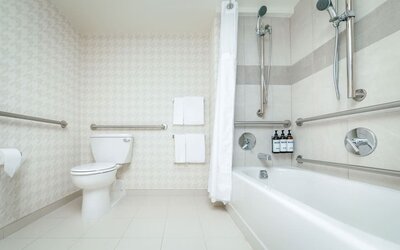 Guest bathroom with shower and tub at Hyatt Regency Boston/Cambridge.