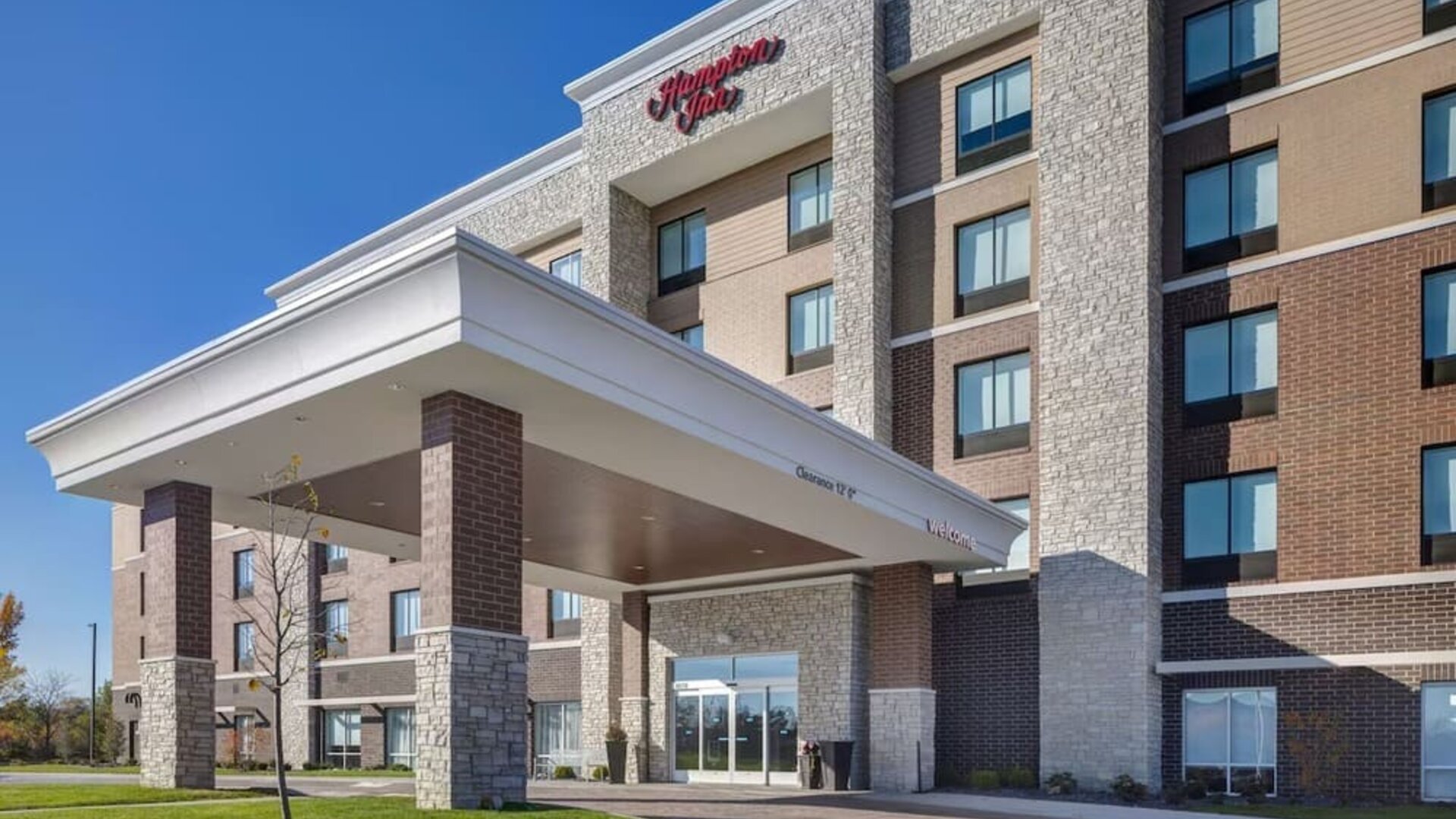 Hotel entrance and parking at Hampton Inn Chicago Orland Park.