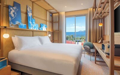 Day use room with TV at Canopy By Hilton Cannes.