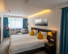 Bright and spacious day use room at Pelican London Residence & Hotel.