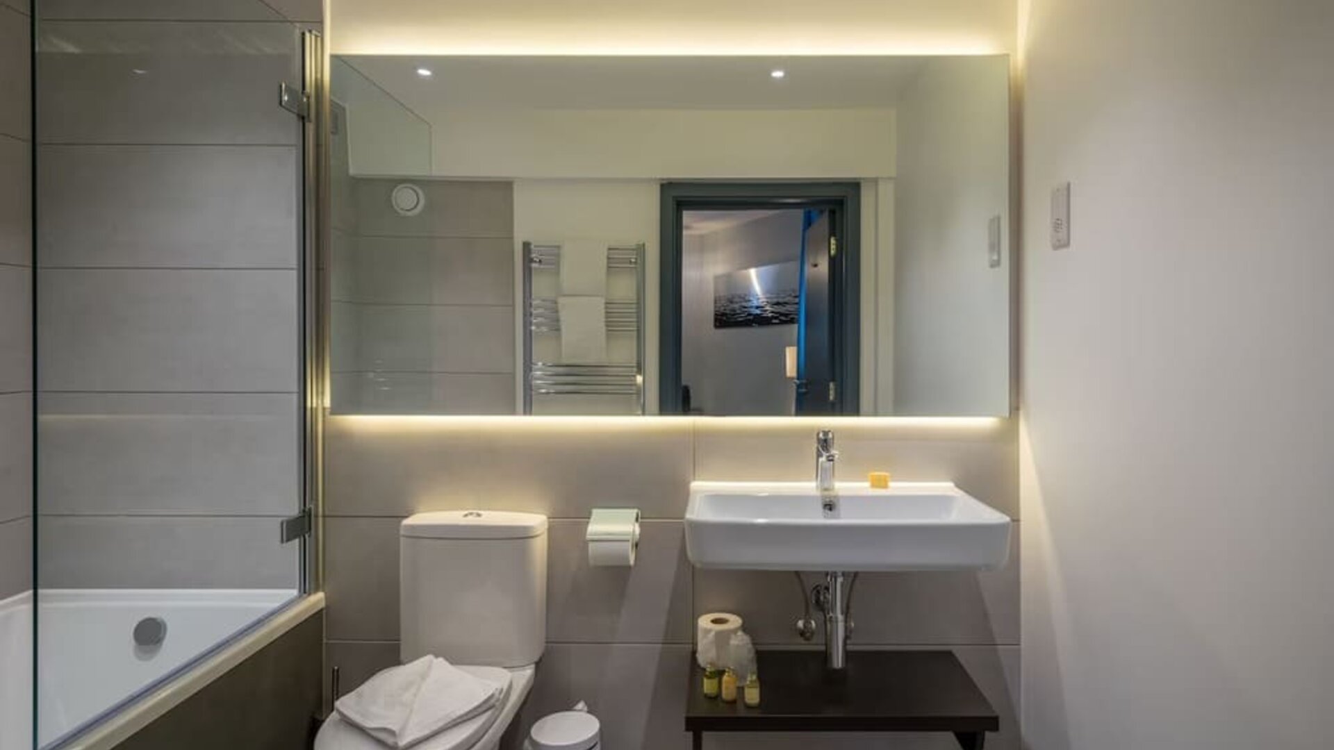 Private guest bathroom with combined shower at Pelican London Residence & Hotel.and tub 