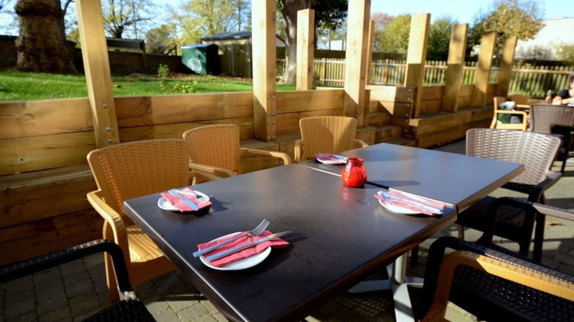 Outdoor patio with seating area at Pelican London Residence & Hotel.