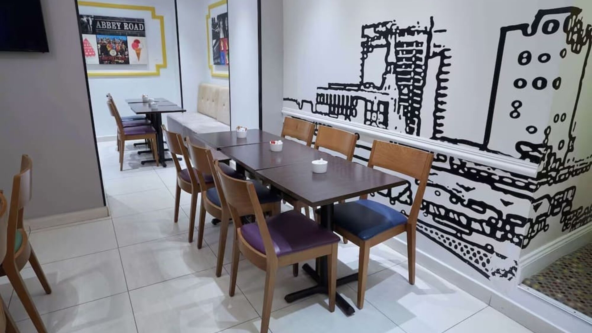 Dining area at Comfort Inn Victoria Hotel.