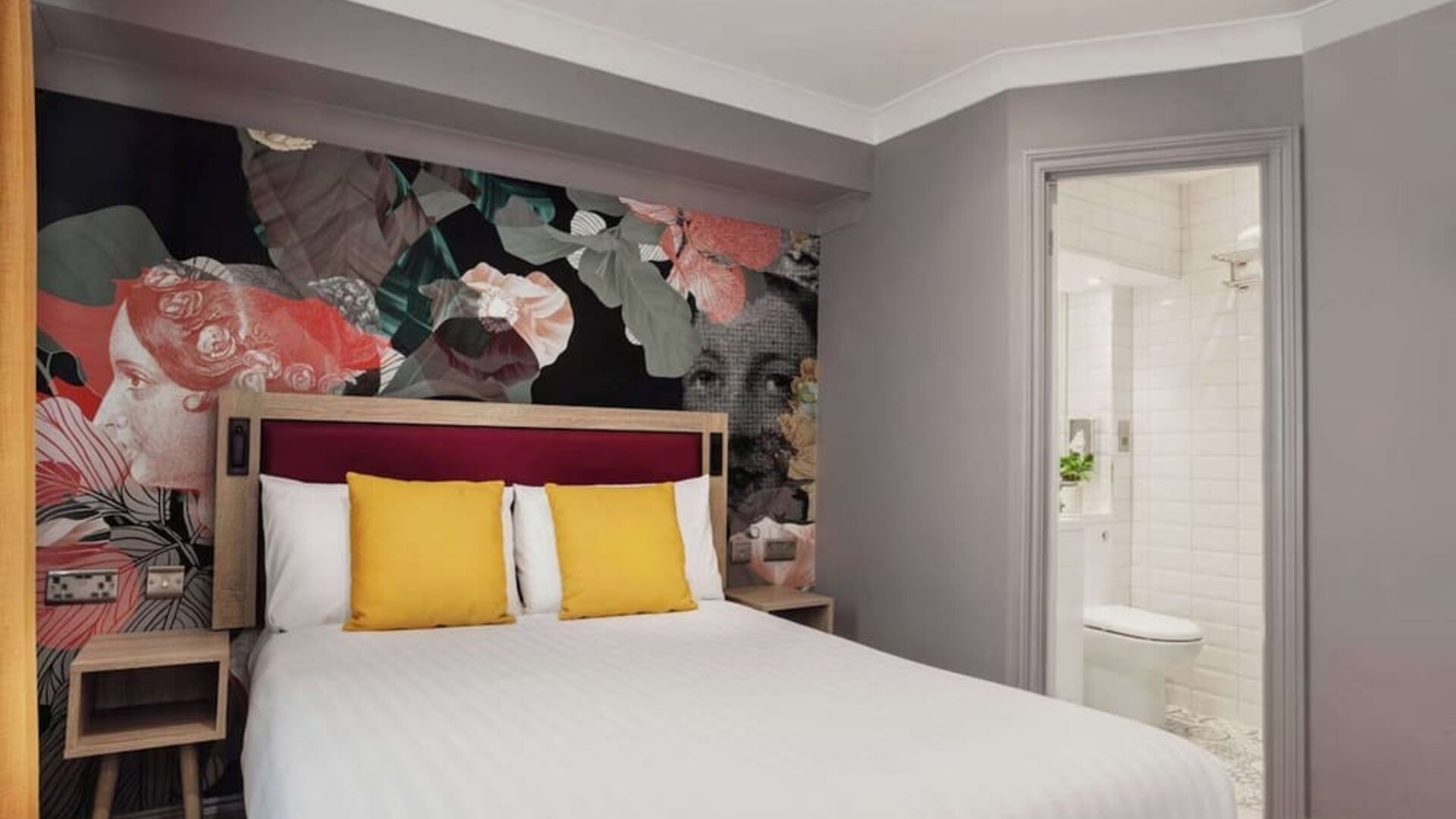 King room at Comfort Inn Victoria Hotel.