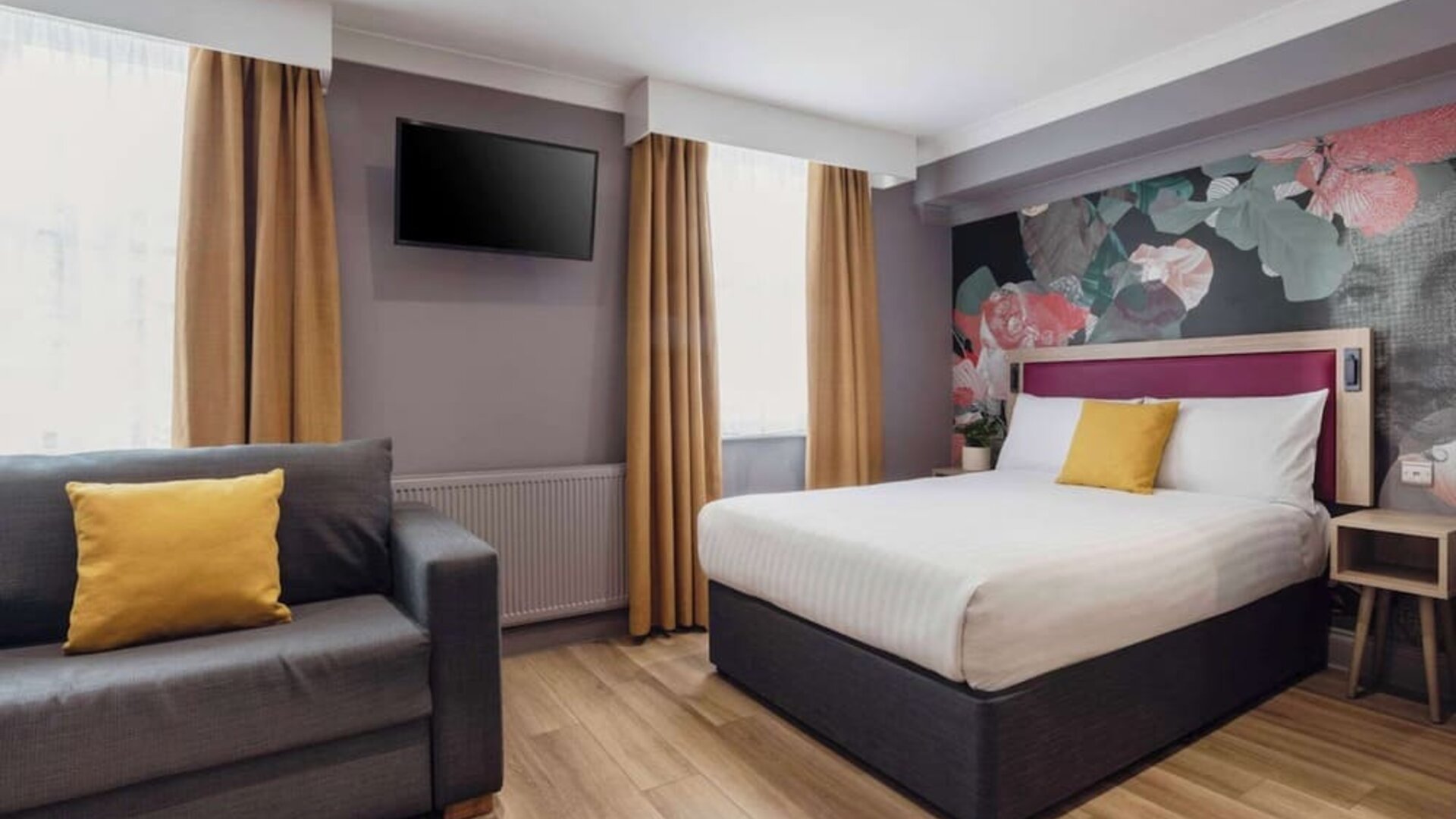 Day use suite with sofa at Comfort Inn Victoria Hotel.