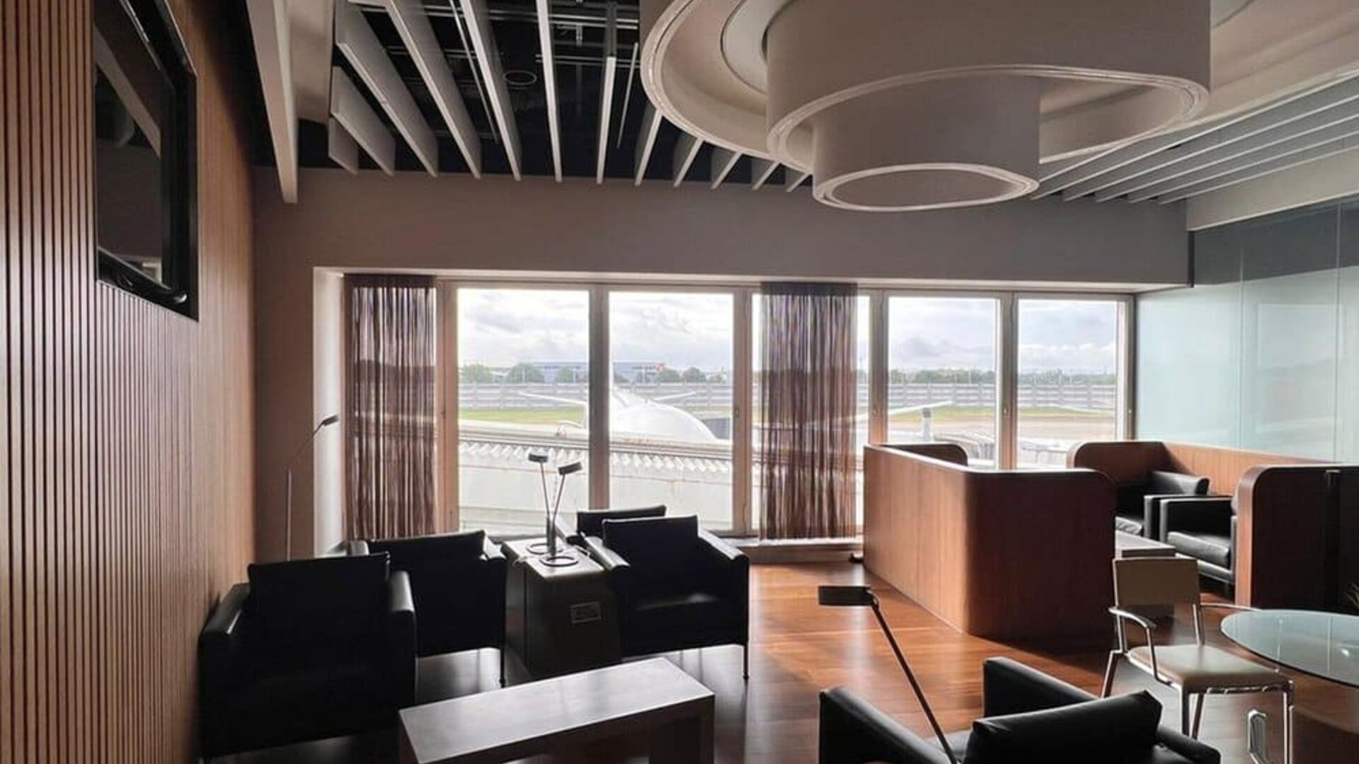 Ample seats with natural light perfect for coworking at Blush Lounge By Plaza Premium Group, Departures (LHR).