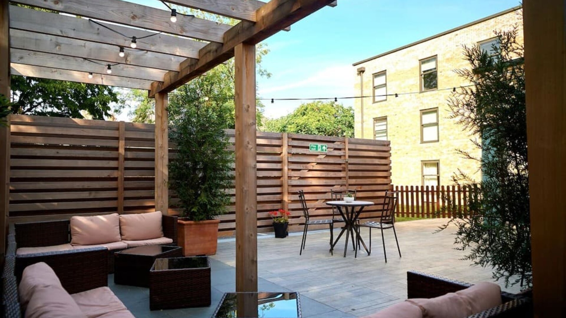 Outdoor patio at The Lodge - Putney Hotel.
