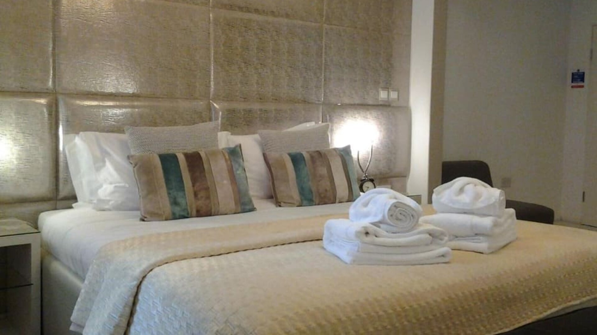 King bed at Room Home Stay.
