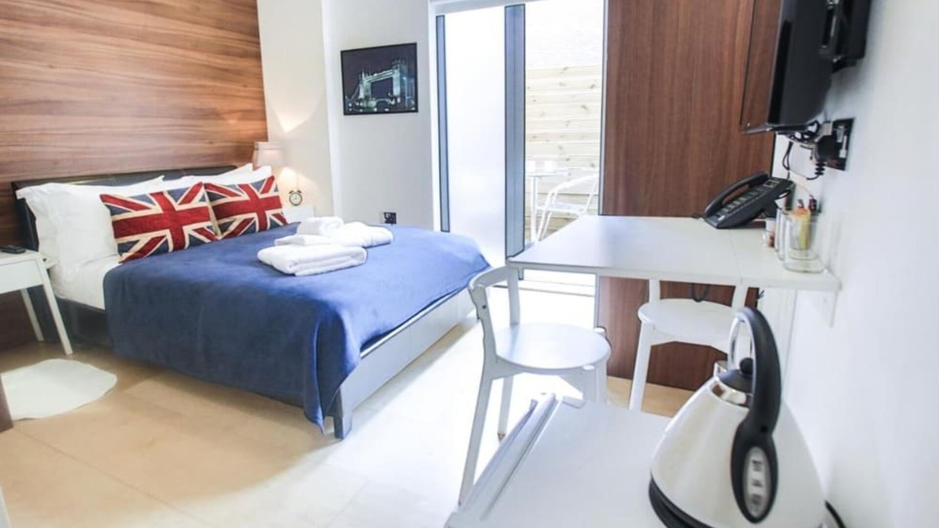 Day use room with work desk at Room Home Stay.