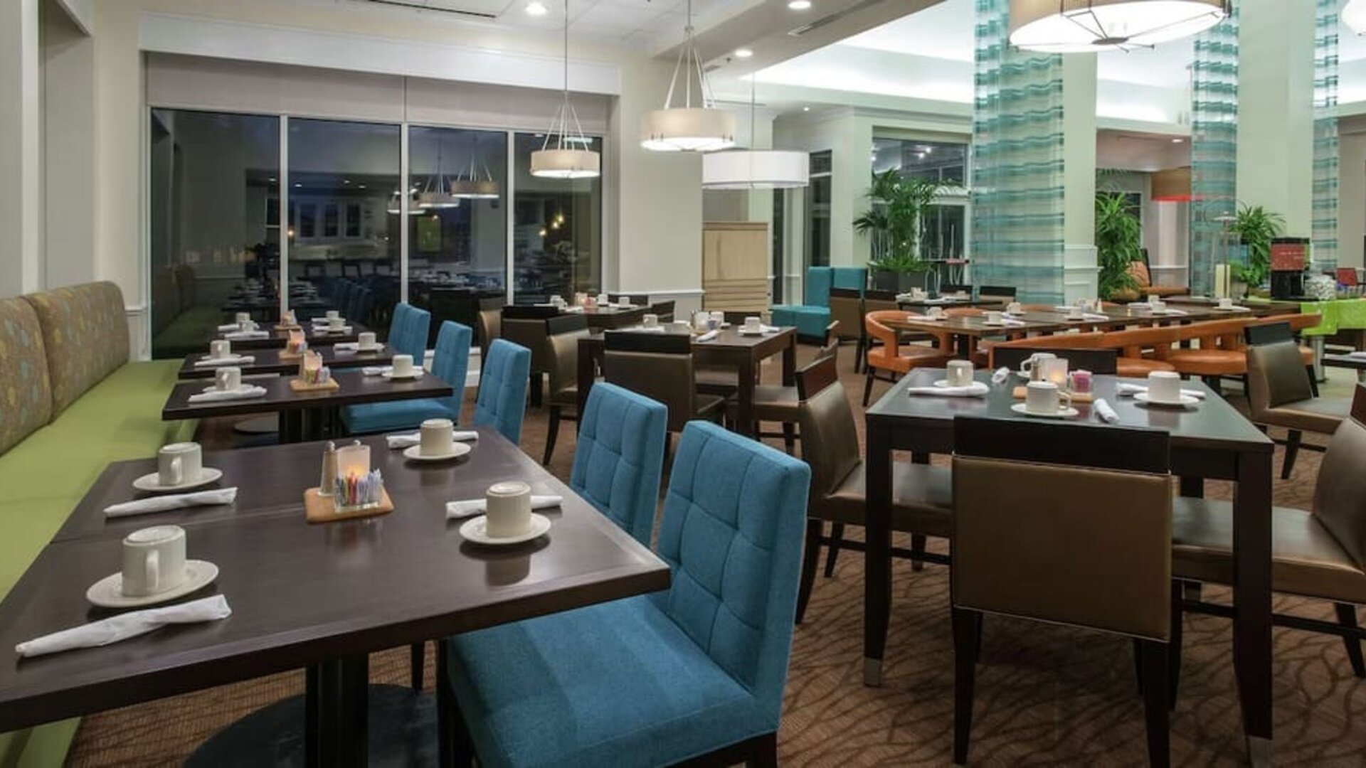 Dining area perfect for coworking at Hilton Garden Inn Macon / Mercer University.
