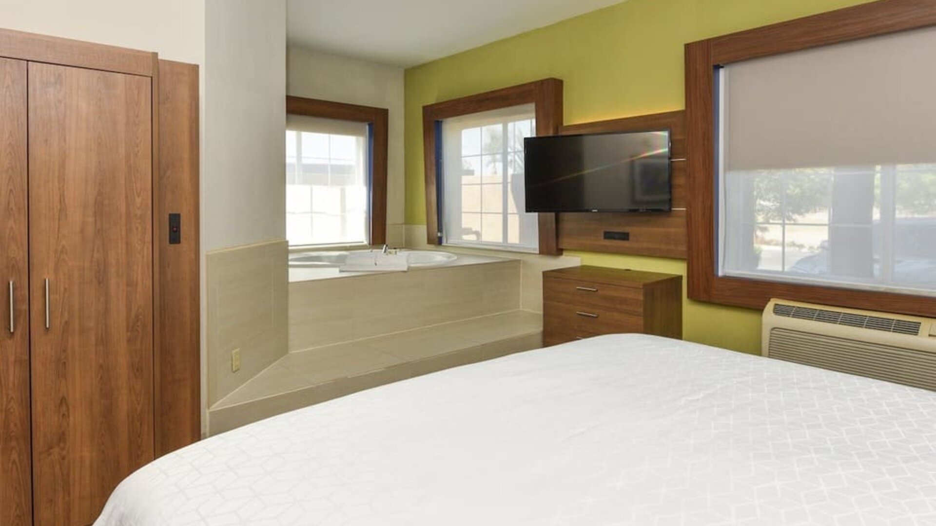 Day use room with bathtub at Holiday Inn Express & Suites Corona.