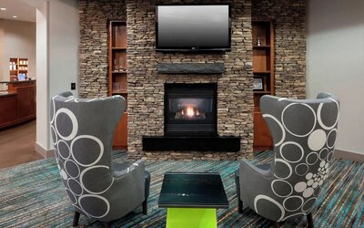 Lobby and coworking lounge at Residence Inn By Marriott Hattiesburg.