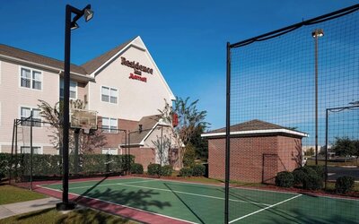 Tennis and basketball court at Residence Inn By Marriott Hattiesburg.