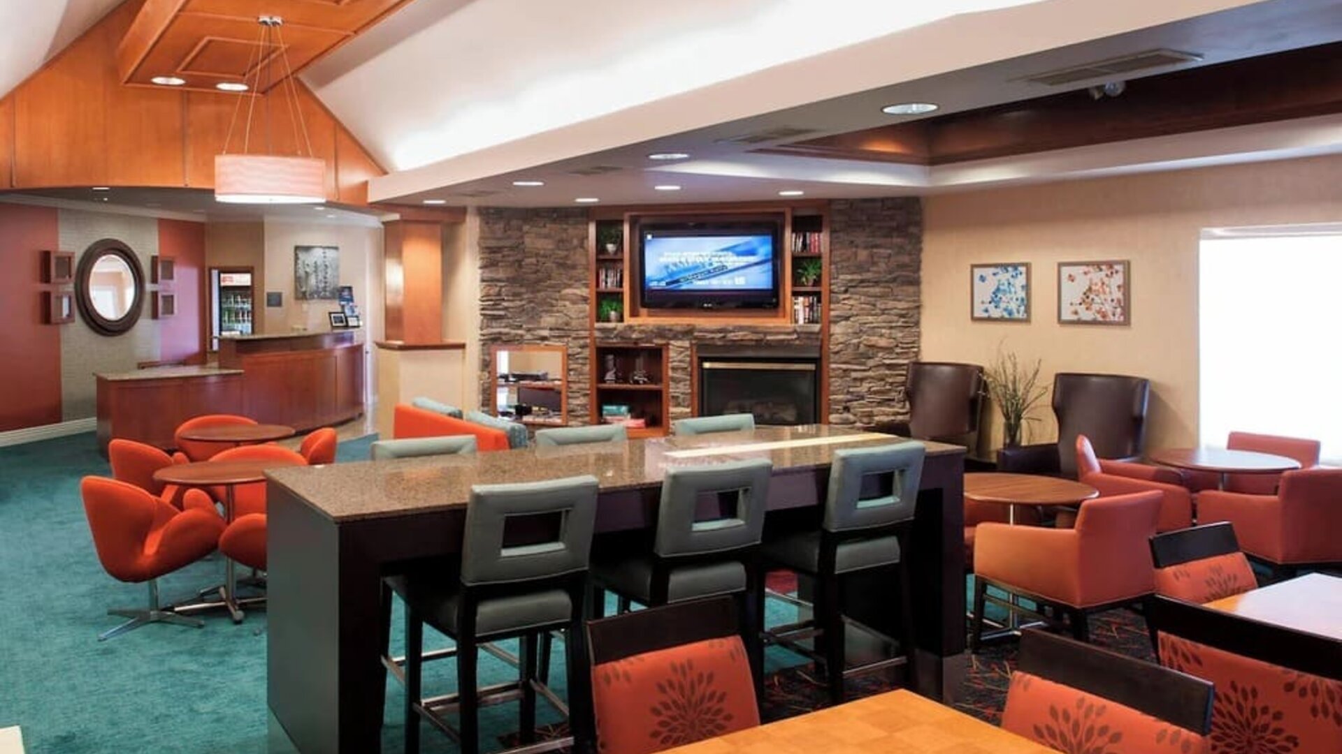 Dining area perfect for coworking at Residence Inn By Marriott Bentonville Rogers.