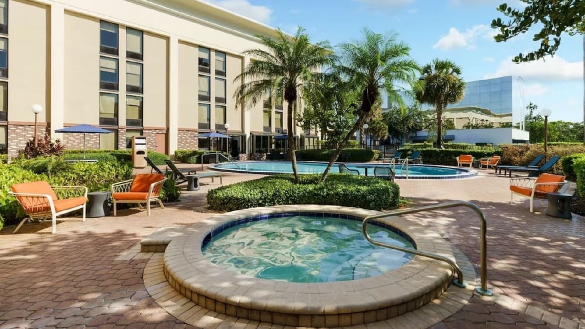 Hot tub beside the pool at Hampton Inn By Hilton Fort Lauderdale-Cypress Creek.