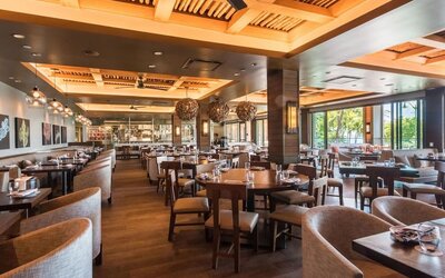 Dining area perfect for coworking at Alohilani Resort Waikiki Beach.