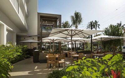 Alfresco dining perfect for coworking at Alohilani Resort Waikiki Beach.