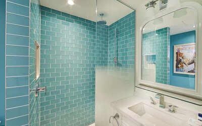 Guest bathroom with shower at Margaritaville Resort Times Square.