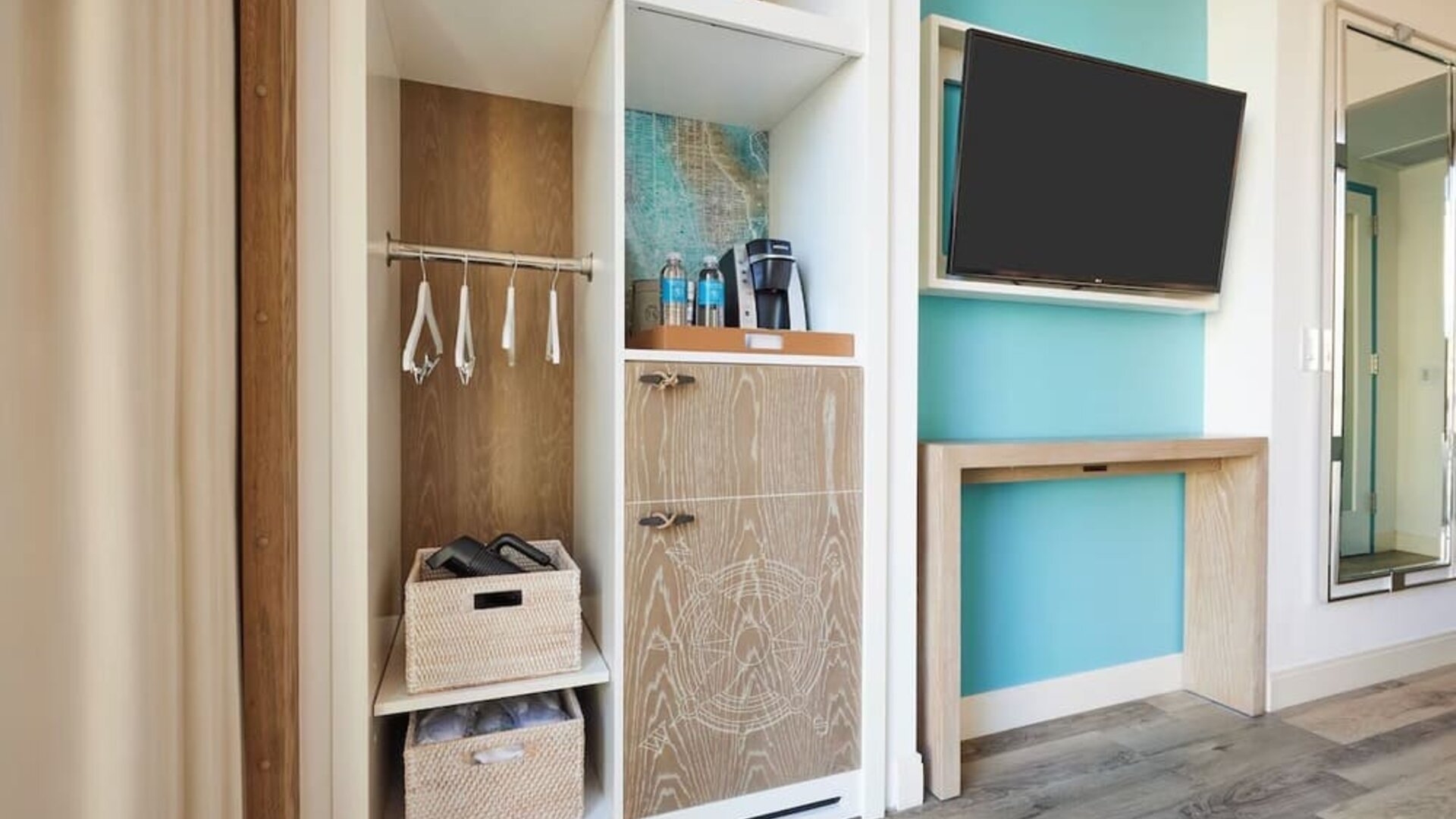 King room with TV at Margaritaville Resort Times Square.