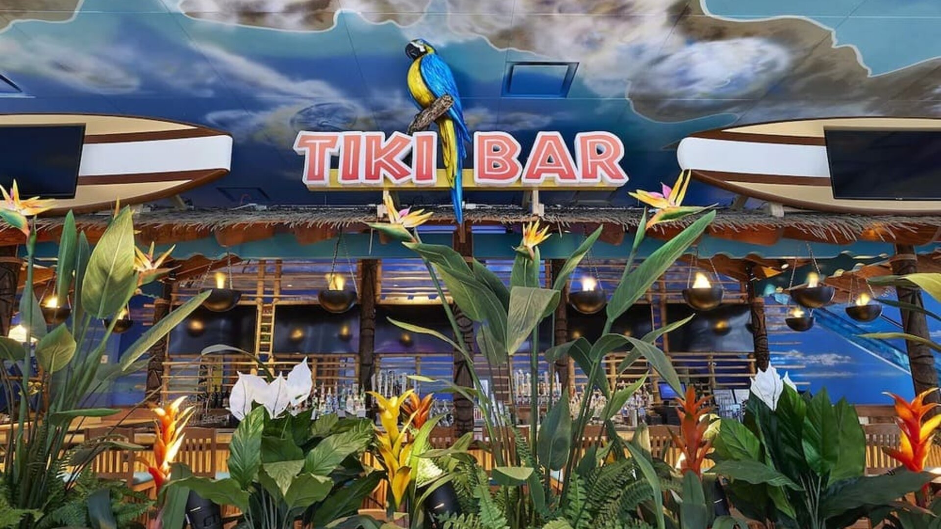 Tiki bar at Margaritaville Resort Times Square.