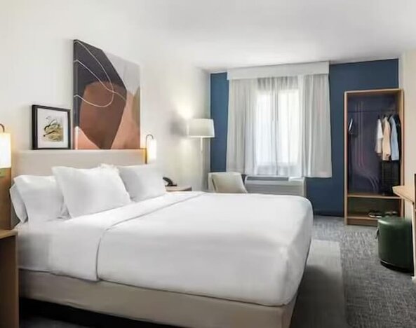 Day room with TV at Spark By Hilton Houston Hobby Airport.