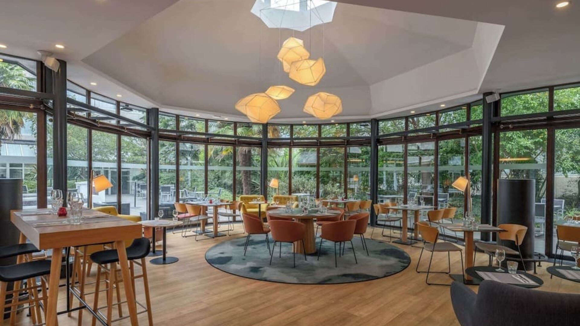 Coworking lounge at DoubleTree By Hilton Paris Bougival.