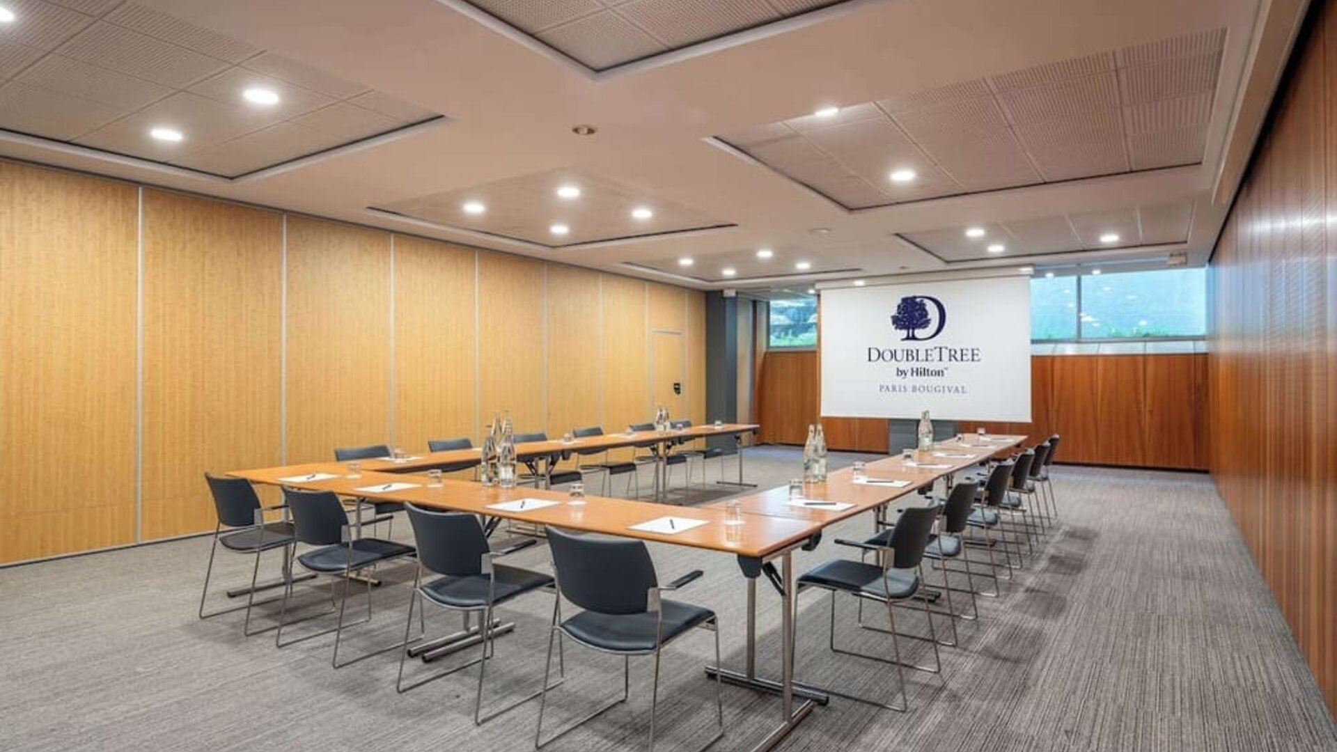 Meeting room at DoubleTree By Hilton Paris Bougival.
