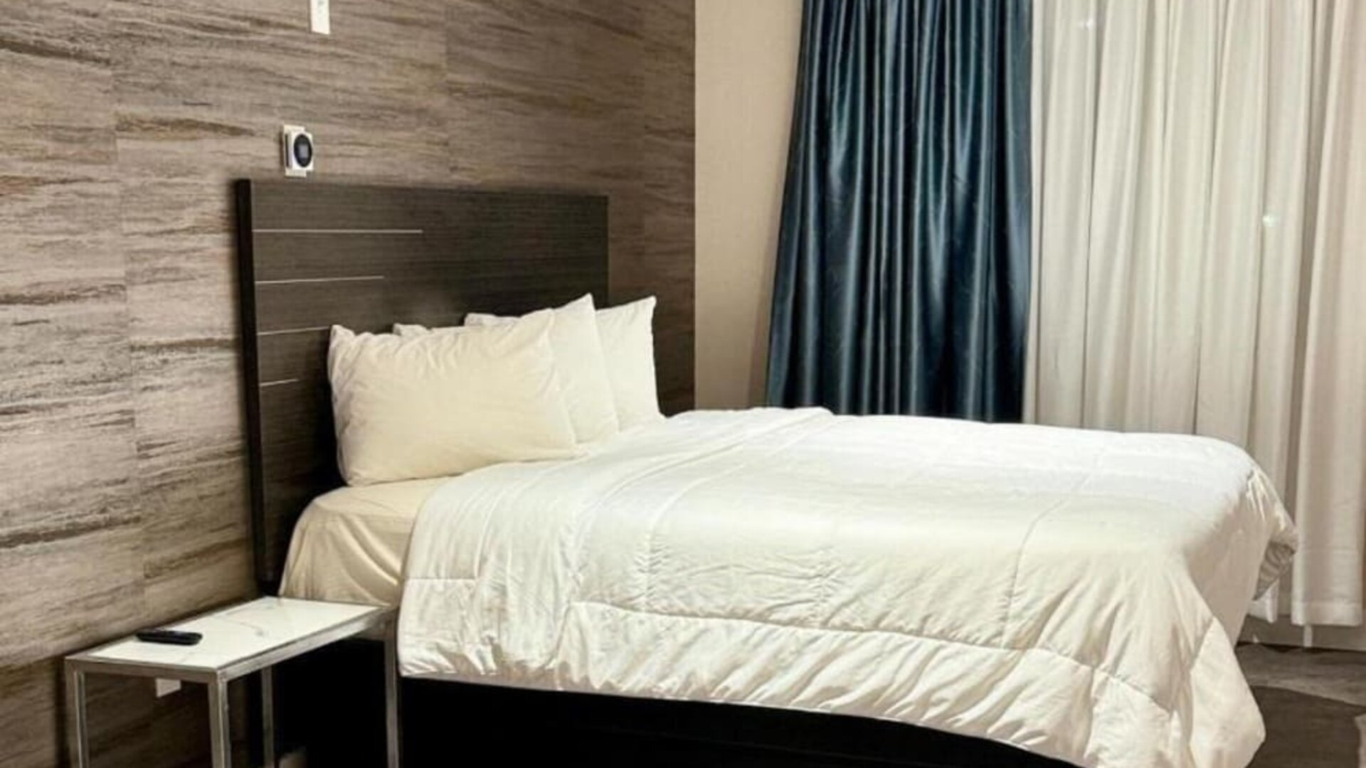 Day use king room with AC at Rose Hotel, Bronx.