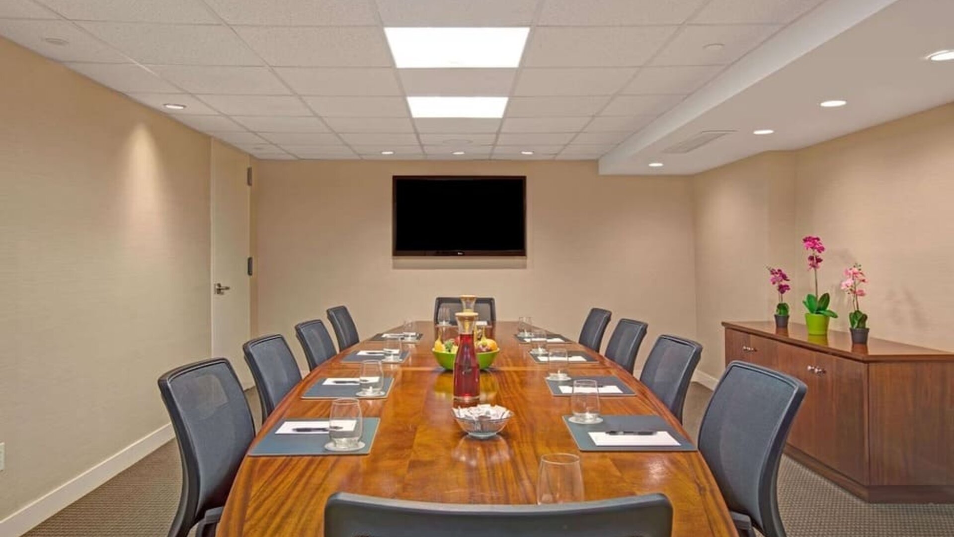 Meeting room at Wyndham Garden Chinatown NYC.