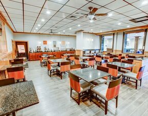 Dining area perfect for coworking at Comfort Inn & Suites Triadelphia.