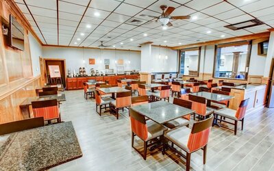 Dining area perfect for coworking at Comfort Inn & Suites Triadelphia.
