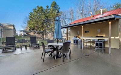 Grill and picnic area at Comfort Inn & Suites Triadelphia.